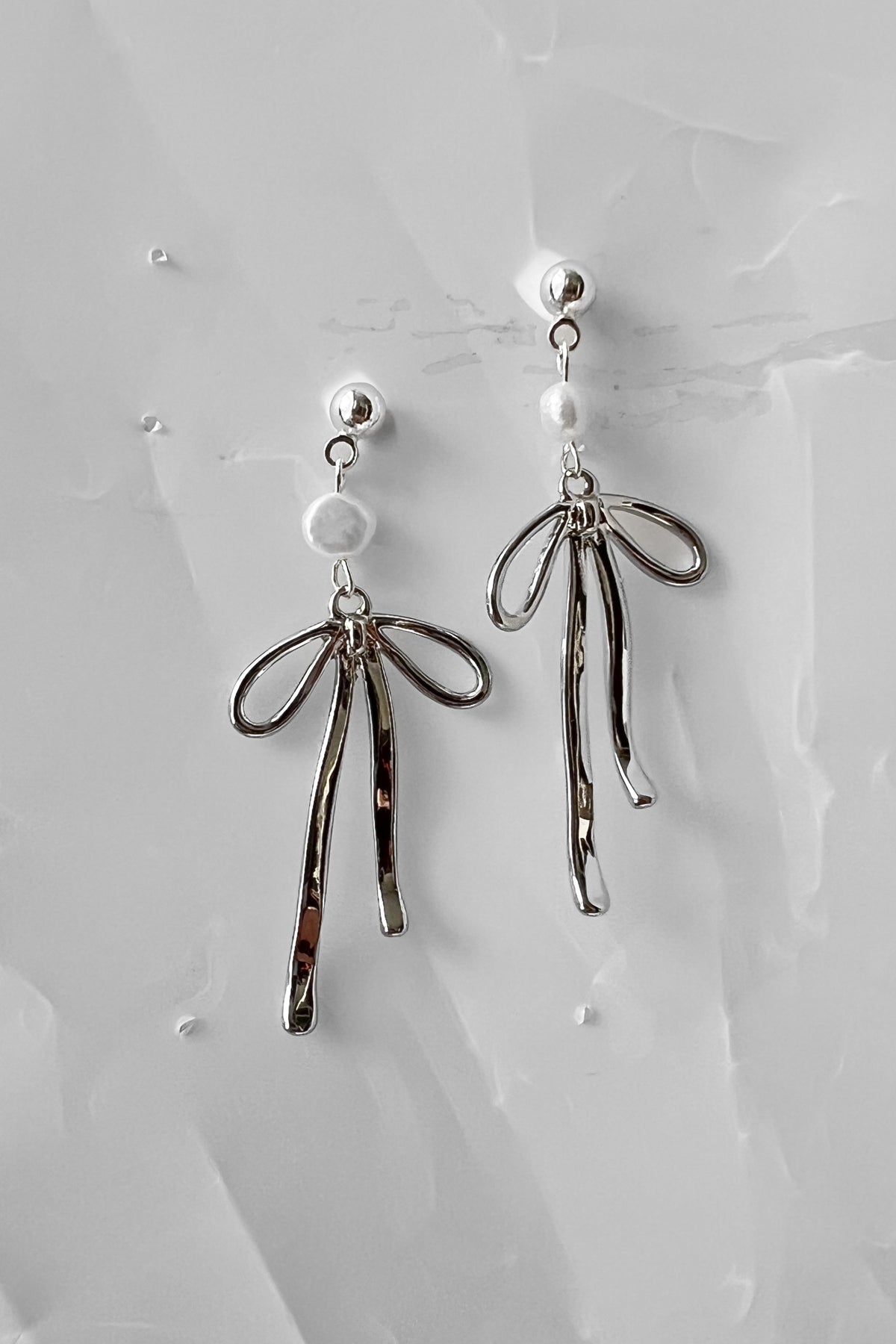 Bow and Pearl Earrings in Gold / Silver