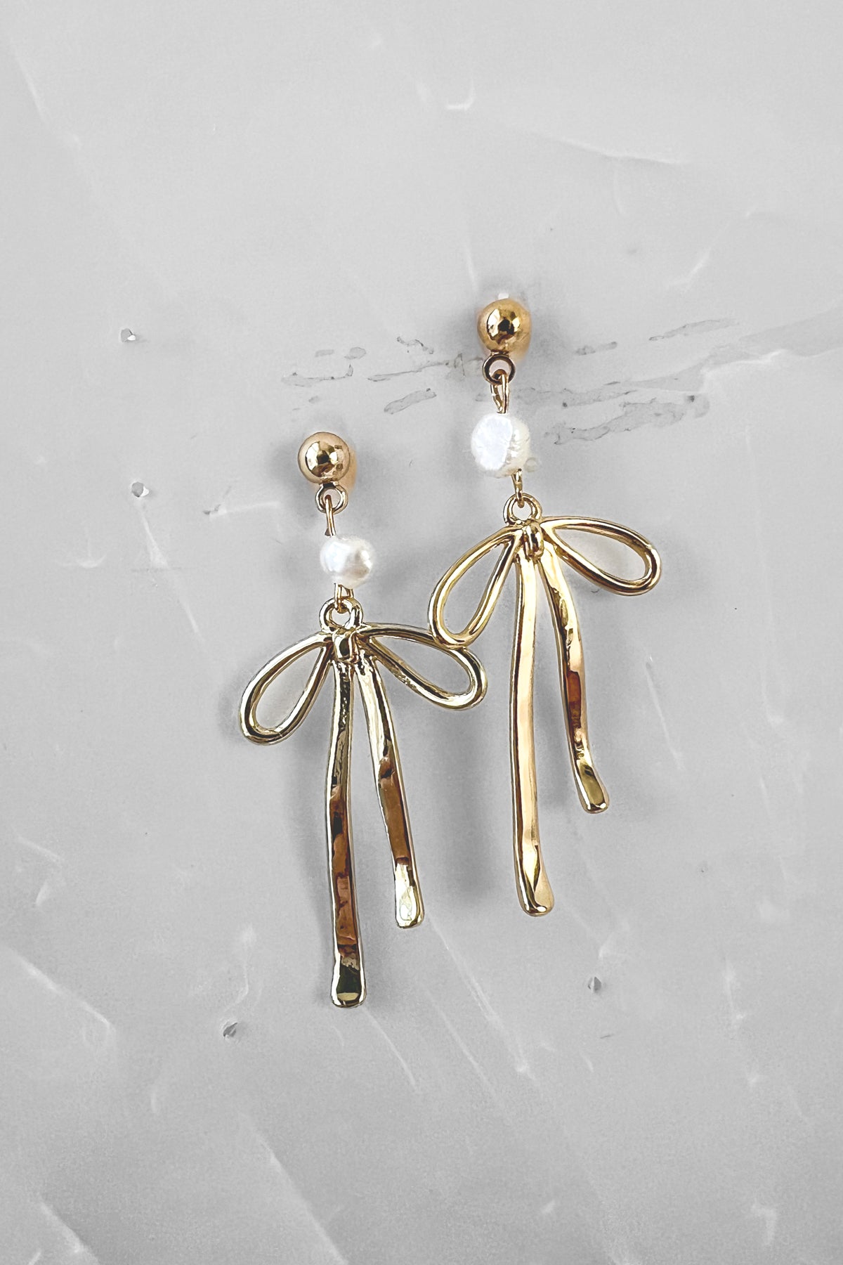 Bow and Pearl Earrings in Gold / Silver